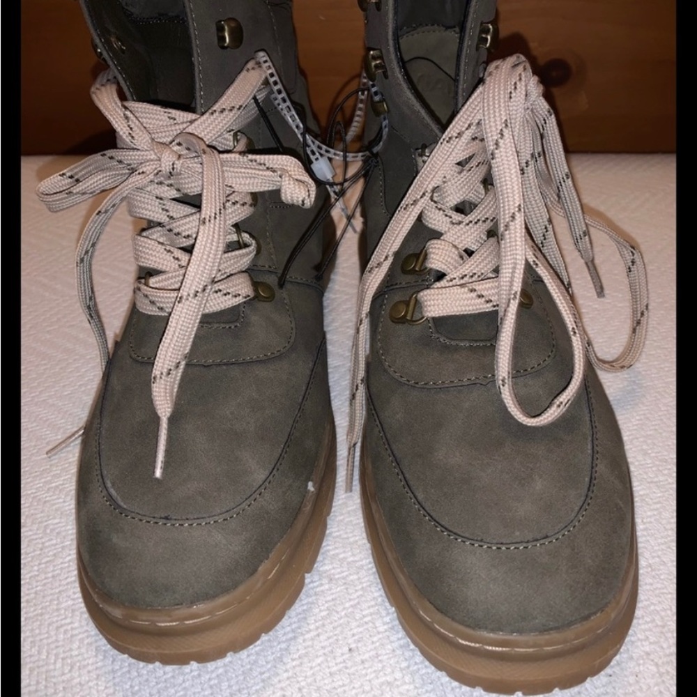 NWT, Nautica  Normalin Boots, Size 9, 
Dark Taupe Color